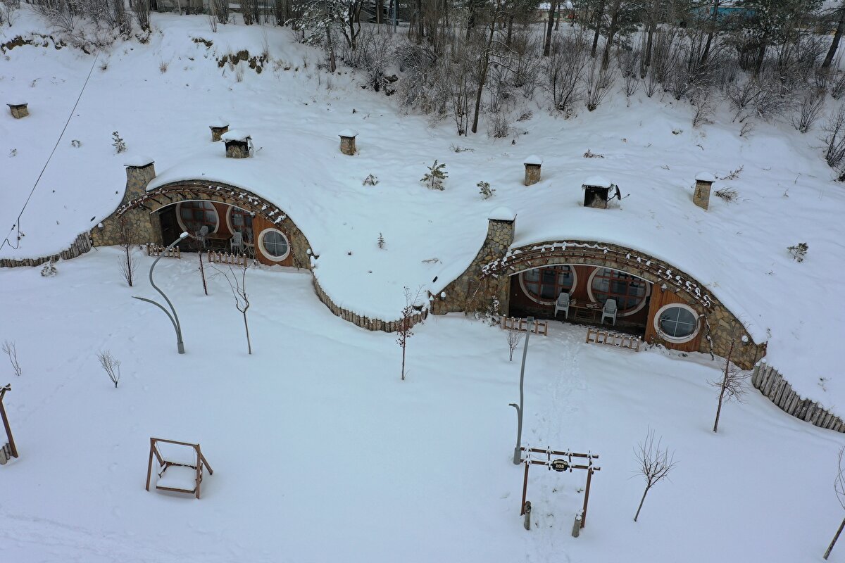 Mutfak, salon, yatak odası ve banyo bulunan, 1 artı 1 olarak inşa edilen evlerin mimarisi görenlerin ilgisini çekiyor.