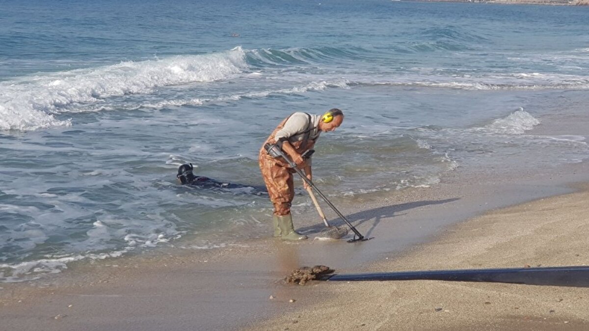 Yağışlı havanın yerini güneşe bırakmasının ardından ellerine dedektör alan çok sayıda kişi, her yaz binlerce turisti ağırlayan dünyaca ünlü plajlarda ziynet eşyası ile değerli maden arayışına çıktı.  
