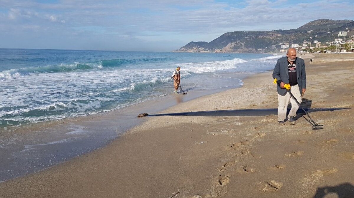 Alanya’da 2 gündür etkili olan sağanak yağış ve şiddetli rüzgar nedeniyle denizde dev dalgalar meydana geldi.  