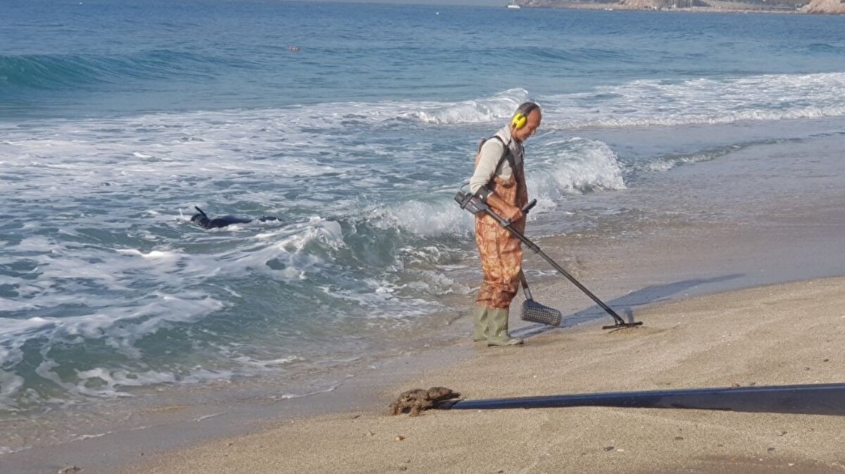 Sahilleri baştan sona tarayanlar, zaman zaman dedektörün verdiği sinyaller doğrultusunda kumu kazarak değerli eşya bulmanın sevincini yaşadı.  