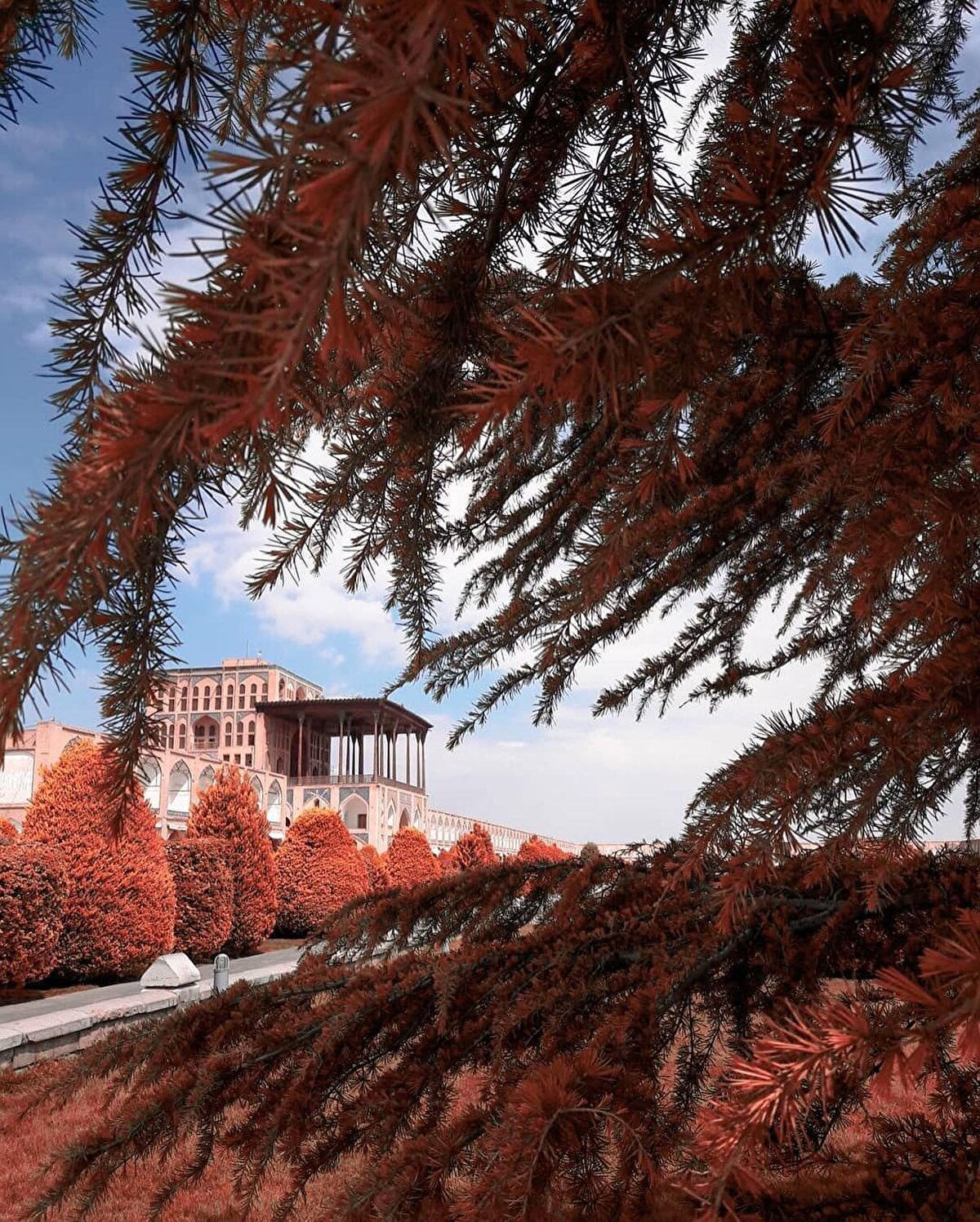 📍Şeyh Lütfullah Camii⠀ Cami olarak planlanmadığından minareleri olmayan binanın çinileri, gökyüzü ve yeryüzünü betimler şekilde yapılmış. Gök ve yeri birleştiren ve hayatın sürekliliğini anlatan burgu figürü caminin genel süslemelerine de hayat vermiş. 
