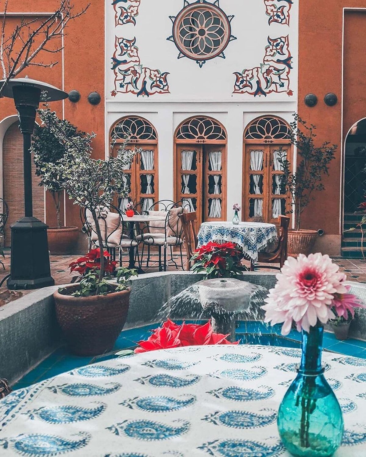 📍Âli Kapı Sarayı⠀ Saray, meydana hâkim konumuyla, meydanda düzenlenen törenleri en iyi şekilde izlenebilecek şekilde tasarlanmış. Saray müze olarak ziyaret edildiğinden giriş-çıkış saatlerine dikkat etmekte fayda var. 