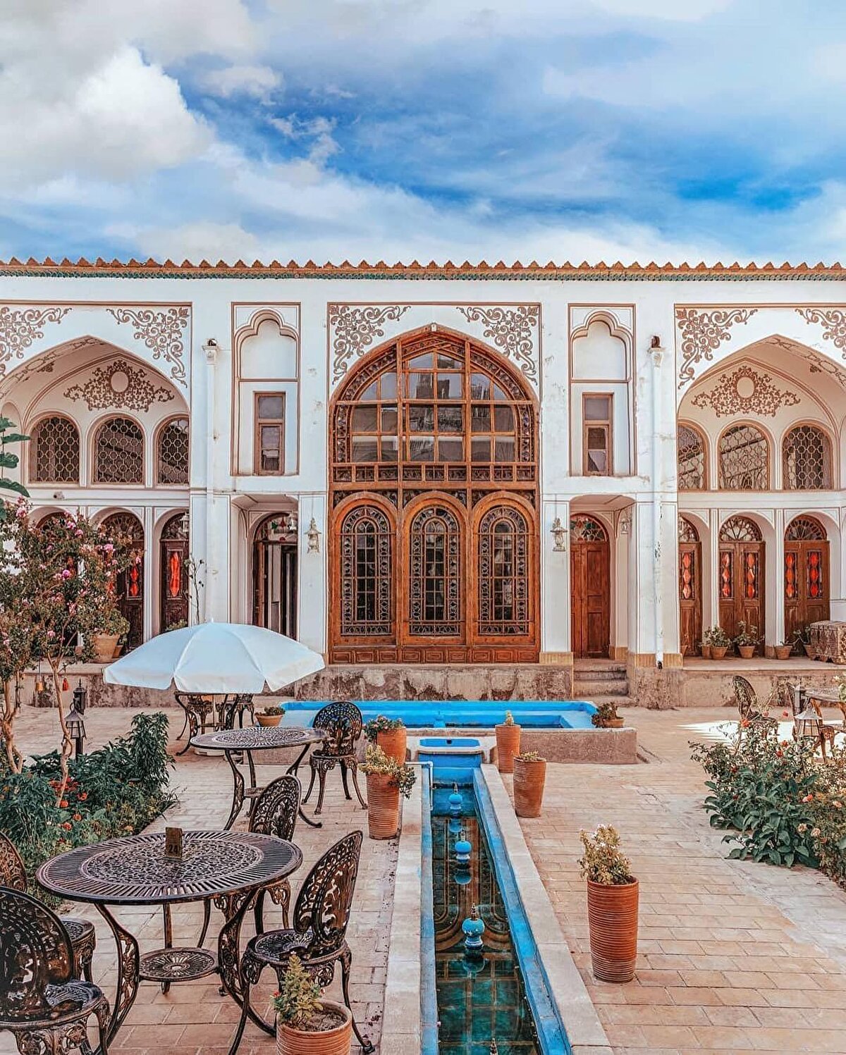 📍Zayende Nehri⠀ Nehir, şehri ikiye bölüyor ve aynı zamanda getirdiği su sayesinde şehre hayat veriyor. İtalyan köprülerini kıskandıracak güzellikteki köprüleri ve nehir kıyısındaki mesire alanları ile Zayende Nehri, şehir için önemli bir sosyalleşme alanı. 