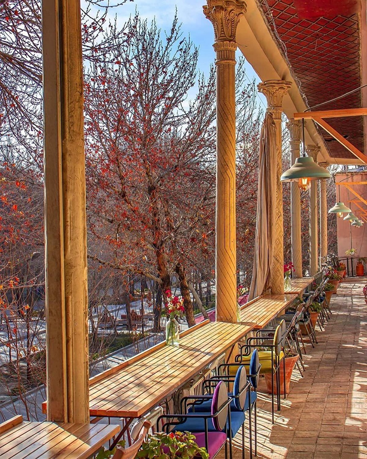 📍Çehel Sütun Sarayı⠀ Saray, 20 sütunlu olmasına rağmen, önündeki havuza vuran yansıma nedeniyle 40 Sütun Sarayı olarak nam salmış. Müze olarak kullanılan saray duvarlarında Çaldıran Savaşı’nın resmedildiği bir tablo da yer alıyor. ⠀