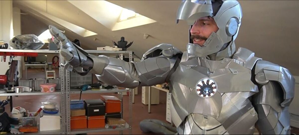 Çocukluk hayali olan demir adam zırhını tamamlayan Tolga Özuygur, “Aslında Iron Man (Demir Adam) benim çocukluktan beri Marvel serisinde en sevdiğim karakterlerden birisi. Çocukken hep aklımda keşke benimde bir demir adam zırhım olsa diyordum. Şuanda zaten youtube kanalımda elektronik, robotik projeler yaptığım için bir anda aklıma ben neden kendime bir adet demir adam zırhı yapmıyorum diye bir fikir geldi ve bu şekilde zırhın yapımına başladım. Biraz pandemi yüzünden uzun sürdü yaklaşık 1.5 yıldır uğraşıyorum ve sonunda tamamladım” dedi.