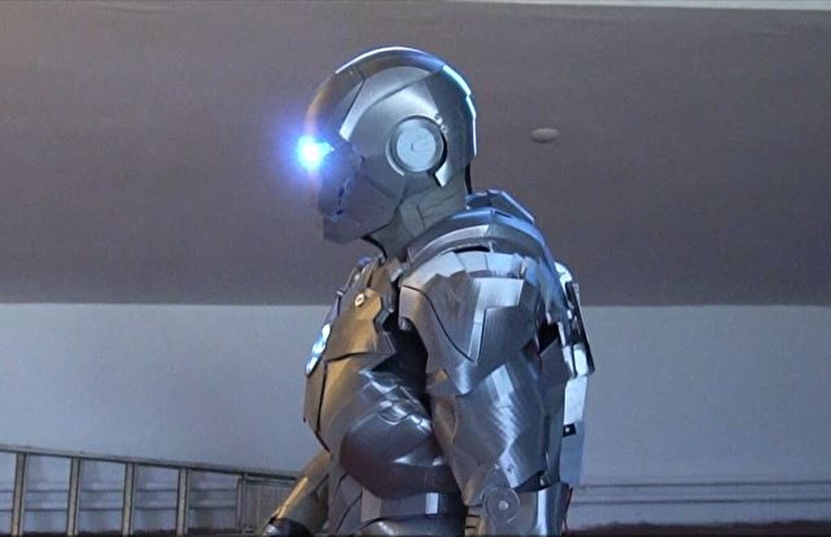 Ünlü aktör Robert Downey Jr.'ın rolünü üstlendiği 'Ironman'ın zırhı Tolga Özuygur isimli vatandaş taarfından yeniden tasarlandı.