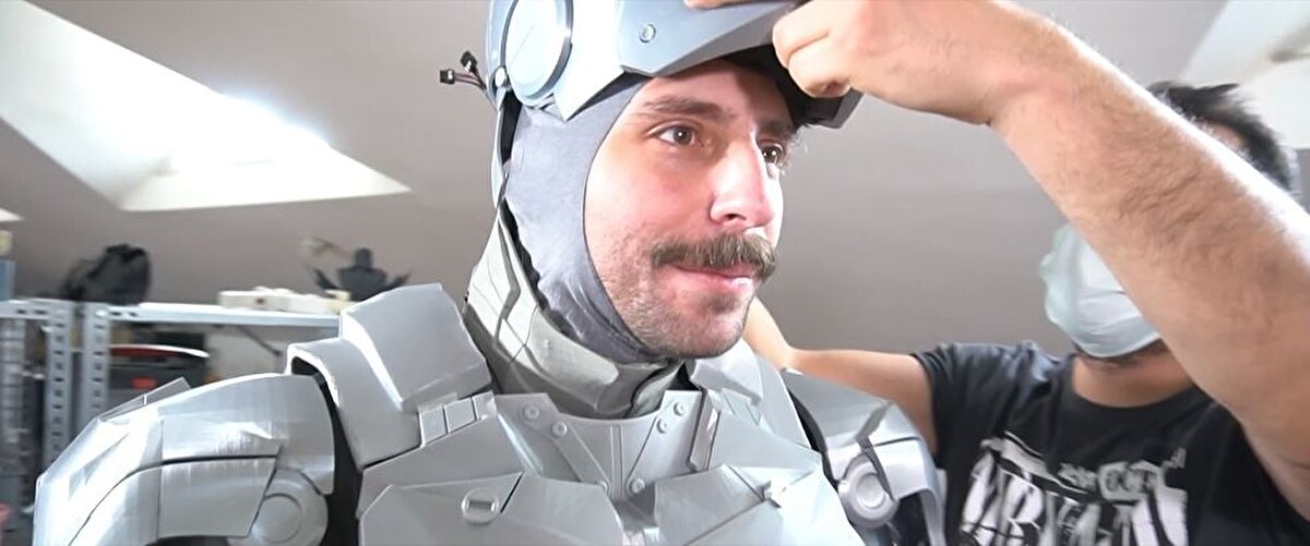 Zırhın tamamen ses komutlarını algılayarak harekete geçtiğini söyleyen Özuygur, “Dünya’da ve Türkiye’de de bu tarz proje mevcut. Benim aslında bu projede yapmaya çalıştığım şey kendi uzmanlık alanımı kullanmaktı. Benim asıl uzmanlık alanım elektronik devre tasarımı ve bilgisayar programlama üzerine kurulu. Bu zırhın olayı bütün sistemlerin bir elektronik alt yapı ile kontrol edilebiliyor olması ve bunlarında ses kontrolleri ile aynı filmdeki gibi içindeki yapay zeka ile konuşarak kontrol edilebiliyor olması. Kaskın açılıp kapanmasından elindeki iticilerin ateş etmesine kadar pek çok kontrolü direk olarak zırhın içinden mikrofon yardımıyla yapay zeka ile konuşarak gerçekleştirmek mümkün” diyerek sözlerini sonlandırdı.