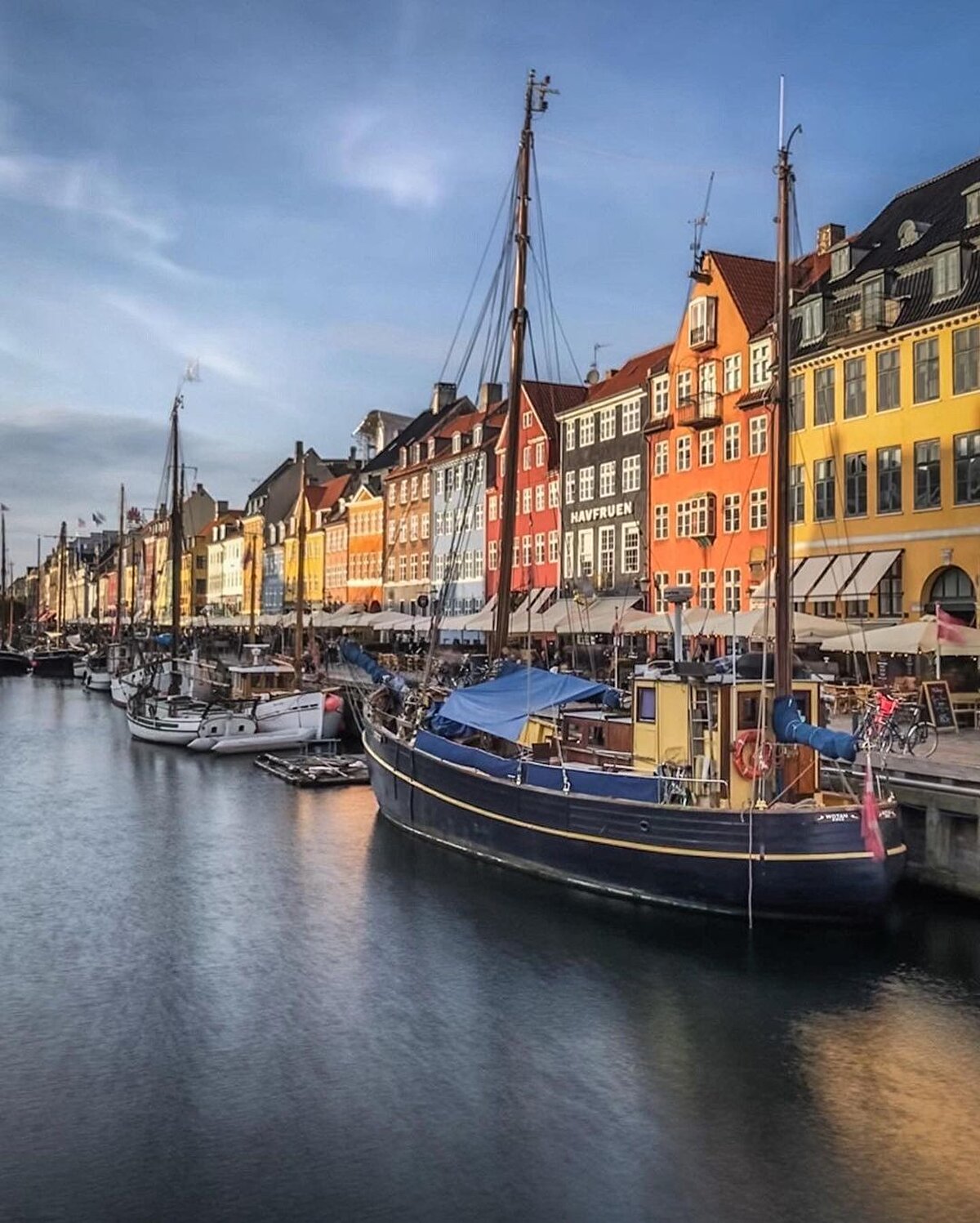 Yuvarlak Kule: Stroget üzerinde 17. yüzyılda gözlem kulesi olarak inşa edilmiş bu kule Avrupa’daki hâlâ kullanılan en eski gözlem kulesi.⠀ Tivoli Bahçesi: Şehir içinde devasa bir eğlence parkı. ⠀