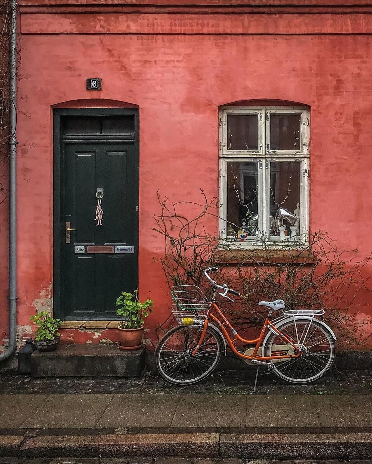 Küçük Deniz Kızı Heykeli: Kalenin kenarında deniz içinde bulunan heykel Kopenhag’ın simgesi hâline gelmiş.⠀ Stroget Caddesi: Şehrin trafiğe kapalı, alışveriş caddesi. Danimarka mimarisi ile süslenmiş caddedeki binalar buraya ayrı bir güzellik katıyor.⠀