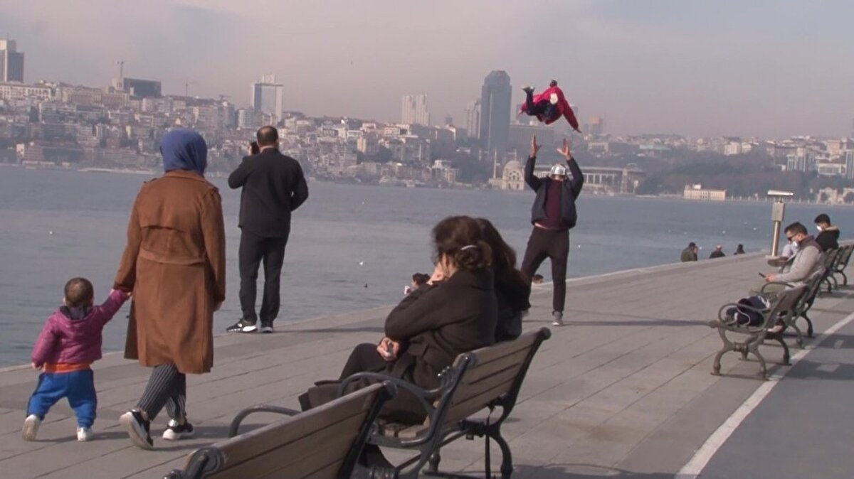 Kız Kulesi Sahilini adeta dolduran vatandaşların rahat tavırları ise pes dedirtti. Bazı vatandaşlar salgına aldırış etmeden yürüyüş yaparken, Kız Kulesi manzarasında banklarda oturdu.

