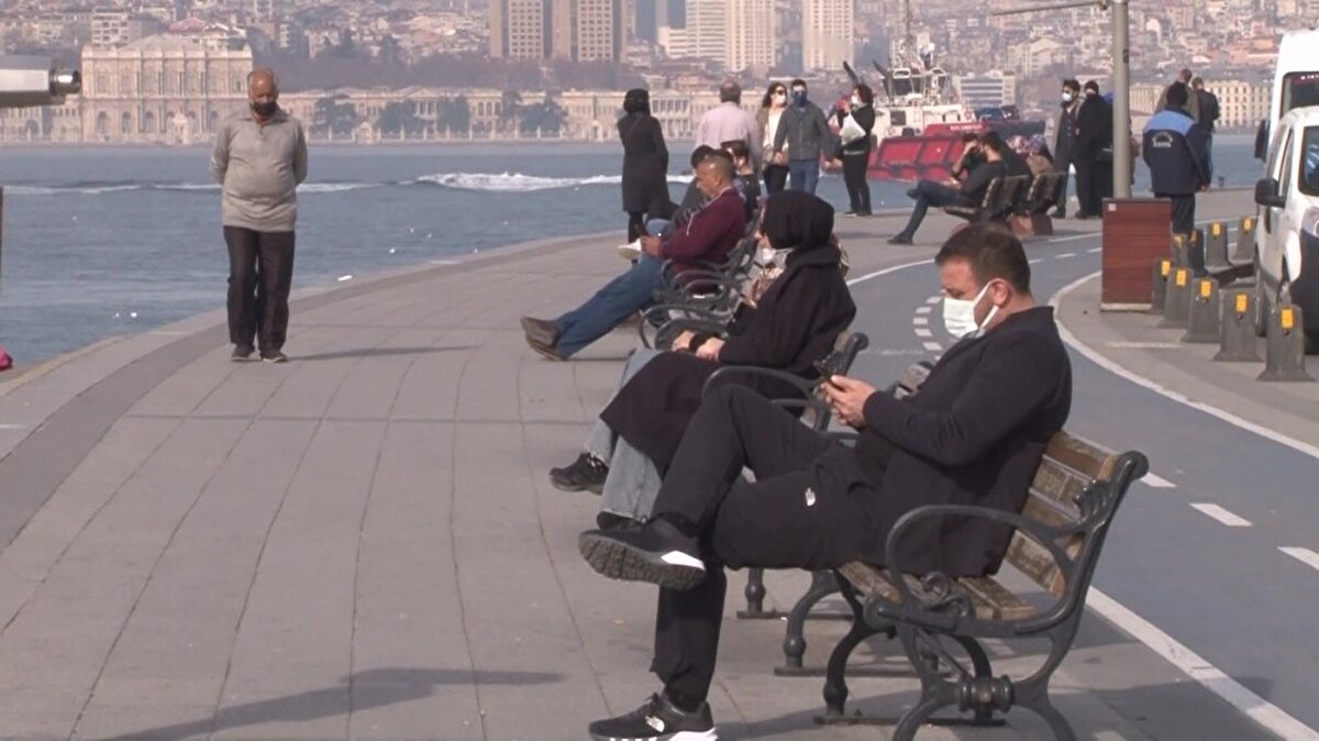 Çoğu vatandaşın maske taktığı görülürken, bazı vatandaşlarında maskesiz olması dikkat çekti.

