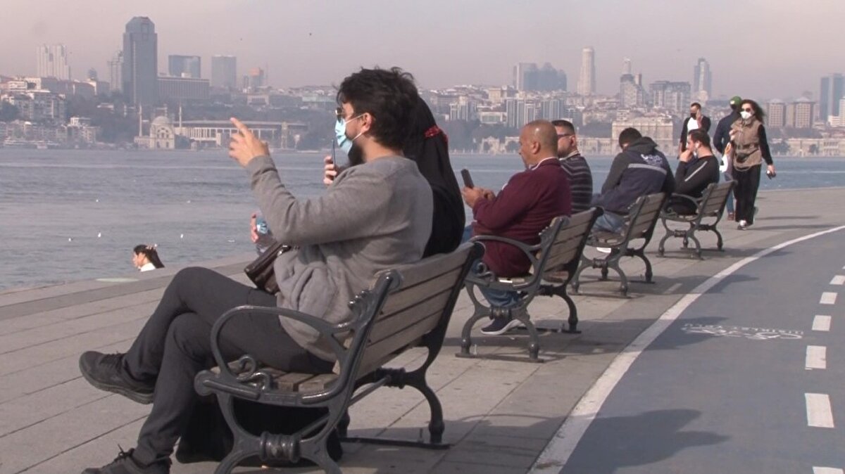 Ayrıca Kız Kulesi Sahil şeridinde vatandaşlarların araçlarıyla uzun kuyruk oluştu.

