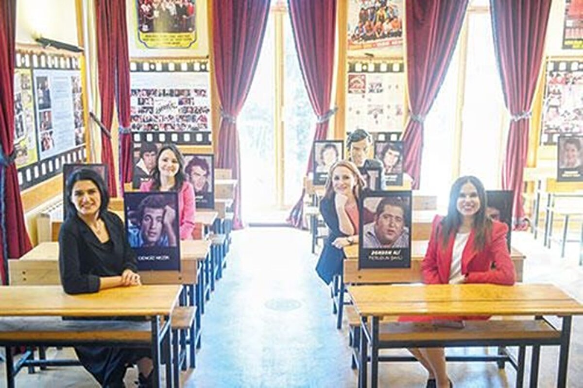 Hürriyet'ten Abdullah Şanlı'nın haberine göre genç öğretmenler binanın ayrı bir havası olduğunu şöyle anlatıyor:
Yasemin Başlantı (Sınıf Öğretmeni-Sunucu):
”Hababam Sınıfı filmleriyle büyüdüm. Sanki alt katta onlar ders yapıyormuş gibi hissediyorum. Birazdan teneffüs olacak, Hababam Sınıfı ön bahçede top oynayacak, Mahmut Hoca onlara kızacak gibi bir his oluşuyor. Ben EBA ilkokulun ilk ders anlatan öğretmeniyim. Bana anlat dediler ve ben kendimi denizin ortasında yapayalnız kalmış gibi hissettim. Hiç çocuk yoktu. Karşımda bir kamera, kırmızı bir ışık ve soğuk bir ortam… Ne yapacağımı şaşırmıştım başlarda. Ama sonra öğrencilerden videolar gelmeye başladı. Ben onları görünce öğrencilerin orada olduğunu daha iyi hissettim.”