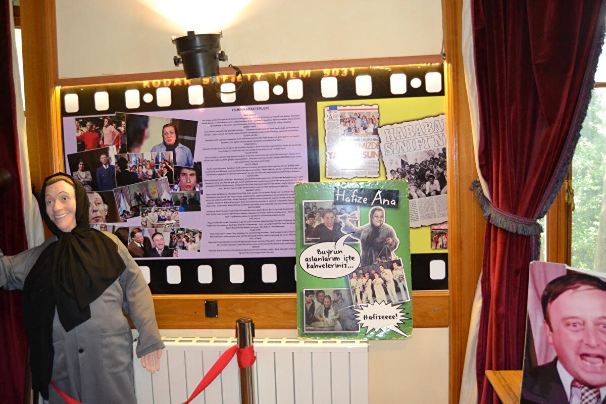 İstanbul İl Milli Eğitim Müdürlüğü binası içerisinde bir zamanlar radyo stüdyosu ve çeşitli çekimler için kullanılan bölüm artık EBA TV müzik derslerinin stüdyosu haline gelmiş. Farklı okullardan gelen 14 öğretmen adeta küçük bir televizyon kanalı yönetiyor. Sunucusundan kameramanına, editöründen kurgucusuna kadar hepsi öğretmenlerden oluşan ekip bir yandan ders içeriği üretip diğer yandan da yeni şarkı ve bestelerle müziğe ve müfredata katkı sağlıyorlar.