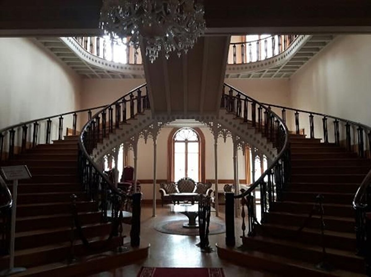 Gonca Kiriş (Sınıf Öğretmeni-Sunucu):
“Buranın çok farklı bir atmosferi var. Tüylerim hep diken diken oluyor eskileri düşündükçe. O filmden kareler gözümde canlanıyor. Üst kata çıkınca Mahmut Hoca, merdivenleri görünce Hafize Ana’nın zil çalması geliyor aklımıza. “