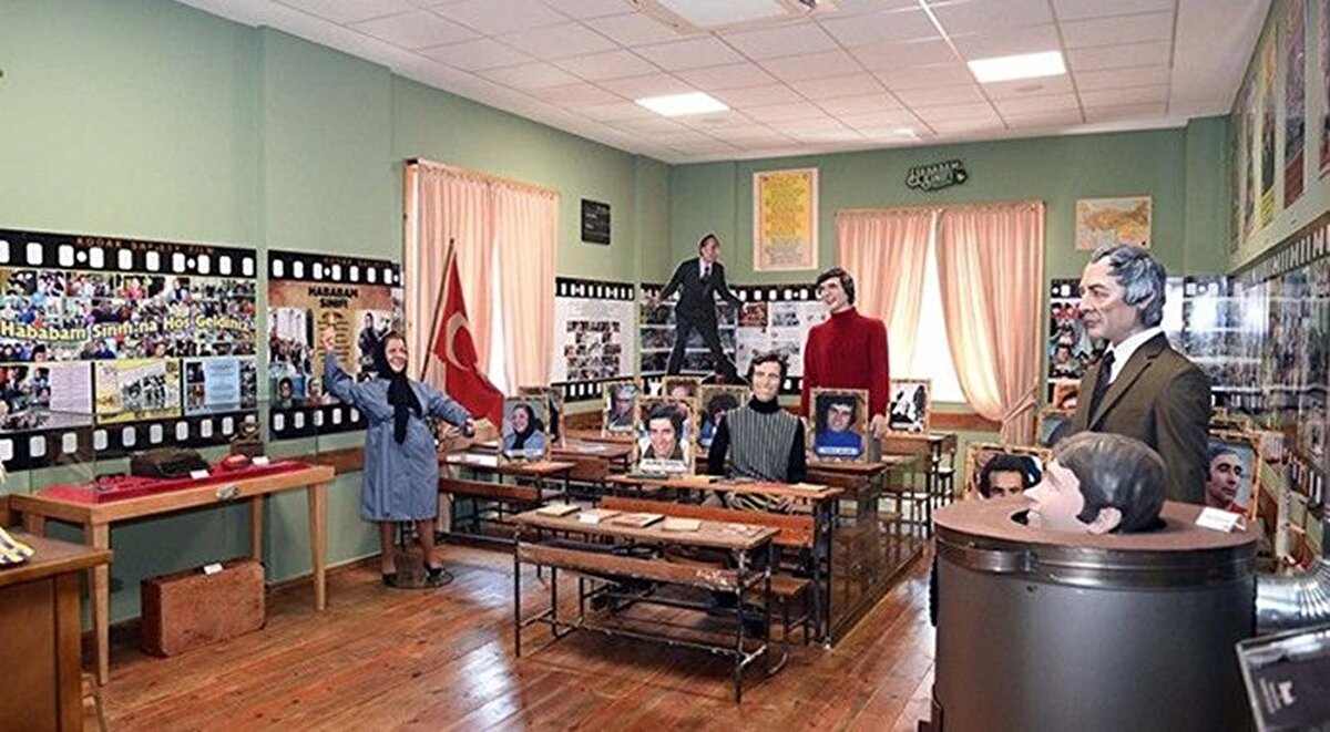 EBA TV için öğretmenler sadece ders anlatmakla kalmadı, video editörü, yönetmen ve kameraman da oldu. Müzik öğretmeni Kubilay Samat nasıl kurgucu olduğunu şöyle anlattı: “Buraya davet edildiğimde hemen geldim ve bir şeyin ucundan tutmak istedim. Ne yapacağımı sorduğumda kurgucusun dediler. Hiç anlamadığımı söyledim. ‘Bir kurgucu hocamız var o sana gösterecek’ dediler. Onun yardımıyla ve internetten izlediğim videolarla kendimi geliştirdim. Bu durum bana yeni bir meslek de kazandırmış oldu.”