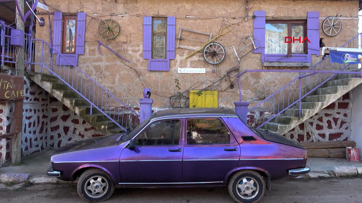 Köyde lavanta yağı üretimi yapan emekli Ramazan Artık, emekli olduktan sonra köye yerleştiğini, lavanta ve gül yağı üretimi yaptıklarını söyledi. Bir kazana 30 kilo yaş lavanta kattıktan sonra işleme ile yarım kilo yağ çıkardıklarını belirten Artık, şöyle konuştu:
"Kazanı yaktıktan sonra lavantayı içine basıyoruz. Kaynattıktan sonra damla usulü ile şişeye dolduruyoruz. Koronavirüs vakasının görülmediği köyde ise bunu lavantanın kokusuna ve yağına bağlıyoruz. Yağı, yaralara iyi geliyor. Sinüzite iyi geliyor. Lavanta suyu mide rahatsızlığına iyi geliyor. Lavanta suyunu içtiğinde rahatlatıcı özelliği var. Yatmadan yarım saat önce lavanta yağı içtiğinde güzel bir uyku oluyor."