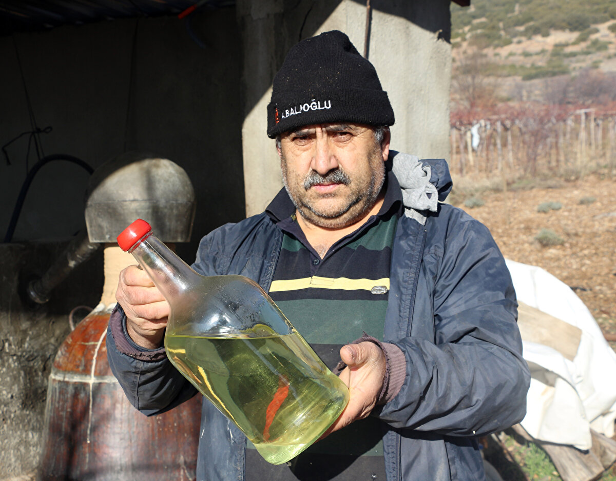 Yaz döneminde lavanta bahçelerine gerçekleşen 500 bin civarındaki ziyaret ve köydeki yaşam sürecinde koronavirüsle ilgili tüm önlemlere de uyduklarını dile getiren Yılmaz, "Yazın hem ihtiyar heyetimiz hem de jandarmanın desteğiyle lavanta bahçelerine gelenlere sosyal mesafe ve maske kuralları uygulandı. Alışveriş yapan hemen herkese de lavanta suyu ikramında bulunduk. Geziye gelenlerden de bugüne kadar bir şikayet almadık. Örneğin oğlum evlendi ama sadece nikah yaptık, düğün tarzı etkinlikler yapılmadı" dedi.