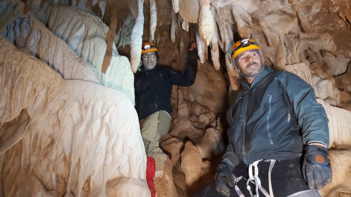 CİSAD Kurucu üyesi ve Dağcılık Federasyonu Hakkari Temsilcisi Naci Ertunç, "2 yıl önce Sümbül Dağı'nın yamacında bir mağara tespit ettik. Derneğimize üye 7 dağcı ve doğasever, tespit edilen mağaraya iple girdik. Sütun, sarkıt ve dikitlerin çok yoğun olduğu mağara adeta doğaseverleri büyülüyor. Sümbül Dağı’nın zor etabını kullanan doğaseverler mağarayı gezdi. Bu ve buna benzer mağaralar bölge turizmine kazandırılmalı" dedi.