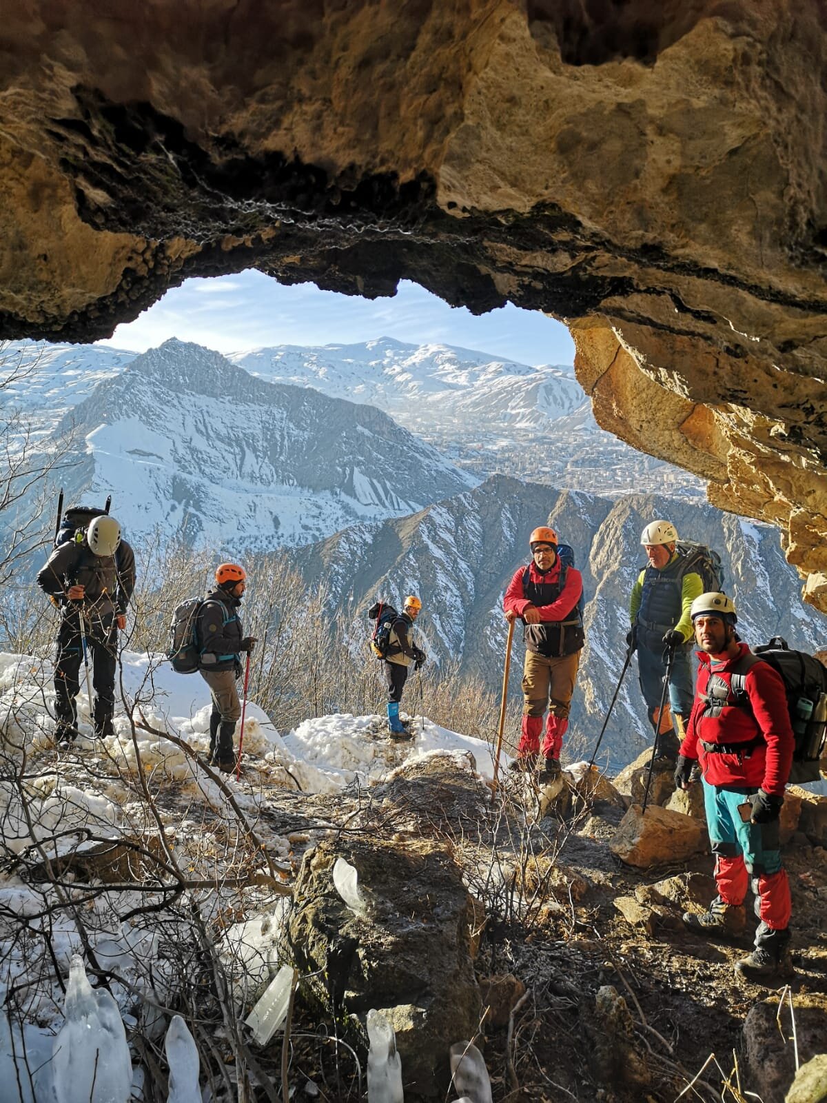 Kent merkezine 20 kilometre uzaklıktaki 3 bin 650 rakımlı Sümbül Dağı'nın yamacında bulunan, 2 galeriden oluşan mağara, görüntüsüyle de ilgi çekiyor.