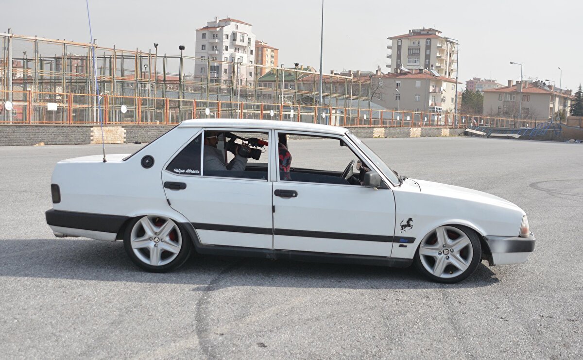 Motor ustası Yalçın Abravcı, "Dükkan komşum olan İsmail kardeşimle arabalara sesli komut sistemi yaptık. Bunu bilgisayar veya cep telefonu sistemi ile yapmayı düşündük. Ortak arkadaşımız olan Taha Candan'a durumu anlattık. O da yazılım sistemi geliştirirken bizler de mekanik ve elektrik alanlarında yeniliklere gittik. Yazılım programını cep telefonumuza indirdik. Aracım, cep telefonuma verdiğim komutla çalışıyor, hareket ediyor, bagaj açıyor. Bunu daha da geliştireceğiz. Patent başvurumuzu hazırladık, başvuracağız. Kesinlikle araçlarımızı satmayı düşünmüyoruz. Yaklaşık maliyeti 2 bin TL'yi buldu" diye konuştu.