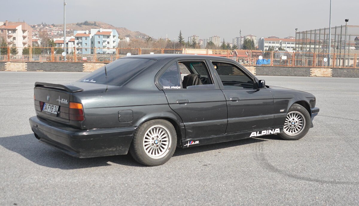 İsmail Aydoğan ise, "Biz Yalçın ile bir başka aracı ses komutu ile benzer bir sistem geliştirmiş ve başarılı olmuştuk. Bir hafta içinde geliştirilen yazılım ve mekanik sistem sayesinde Şahin ve BMW araca uyguladık. Her aracın donanıma göre özellikler değişkenlik gösteriyor. Öncelikli olarak bunu yapabilmek için hayal gücünüzün iyi olması gerekiyor. Biz de hayal gücümüzü teknoloji ile harmanlayıp bu araçları geliştirdik. Çevremizdeki esnaf arkadaşlar büyük ilgi gösterdi. Çok talep eden oldu. İnşallah kısa zaman içinde patenti alıp geliştireceğiz. Aracımız çalışıyor ve rölantide hareket ediyor. Gaz verme sistemi ile uzaktan temassız olarak kullanma imkanı sunacağız" diye konuştu.