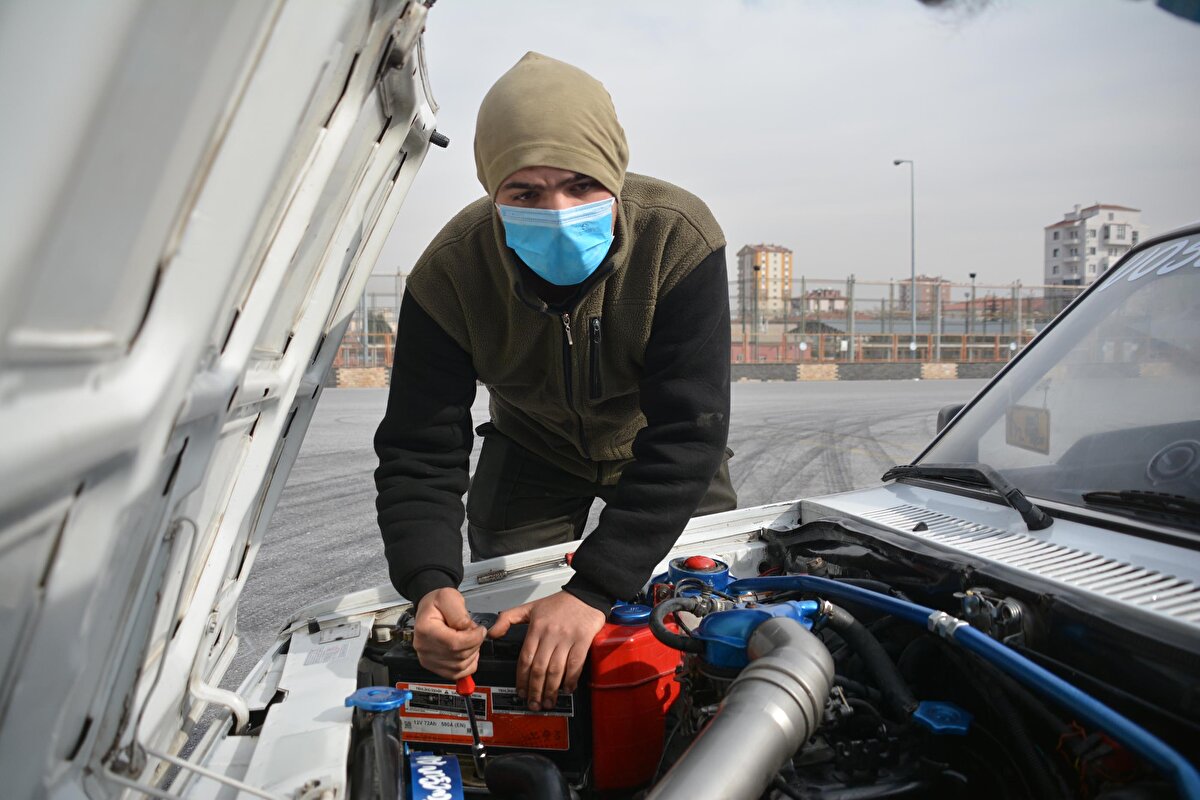 Melikgazi ilçesindeki Orta Sanayi Mahallesinde 10 yıldır otomobil motoru tamiri yapan Yalçın Abravcı ve İsmail Aydoğan, Ocak ayında ortak arkadaşları olan yazılımcı Taha Candan ile sohbet sırasında cep telefonu ile komut edilebilen araç geliştirmeye karar verdi. Proje için araştırma yapan 3 arkadaş, bir hafta içinde yazılımcı arkadaşlarının özel olarak 2 bin TL bütçeyle hazırladığı APK sistemini önce 1992 model otomobile uyguladı.