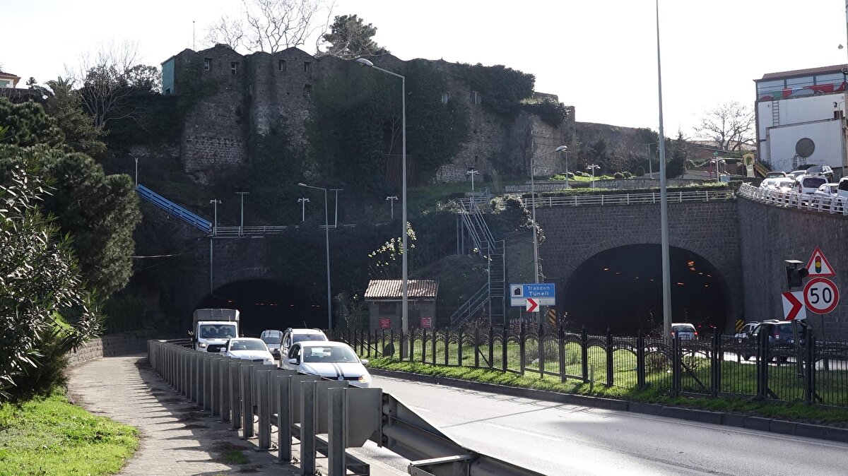 Kalede yaşamak istediğini söyleyen Sude Özdemir de, Biri yıllar sonra çıkıp dese ki sana kale miras kaldı. İnanamazdım. Ama kalede kesinlikle yaşamak isterdim. Kendime ön kısımda denizi gören yerde kesinlikle bir konak yapardım. Orada yaşardım. Geriye kalanı da hayır işleyebilecek şekilde değerlendirirdim dedi.