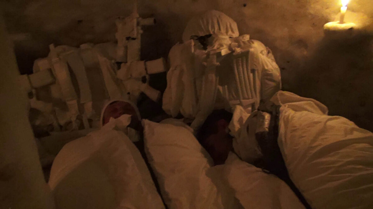 İki personel ile inşa edilen "tilki oyunu"nun yapımı ise 4 saati bulur.  Yığılan karların içi önce tünel şeklinde 1.5 oyulur. Daha sonra kubbe şeklinde içerisi genişletilir. Rüzgar altı yamaçlarda kar derinliği 1.5 olan yerlerde yapılır.

