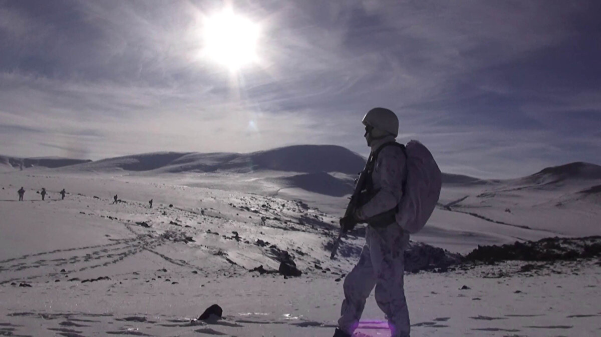 Barınakların yanı sıra bölgede ateş yakma yeri de yapıldı. Ateş yakma yeri  12 personel ile 2 saatte insa edilir. Personel ateş yakma yerine oturduğunda baş hizasına kadar kar kütlesi olmalıdır.


