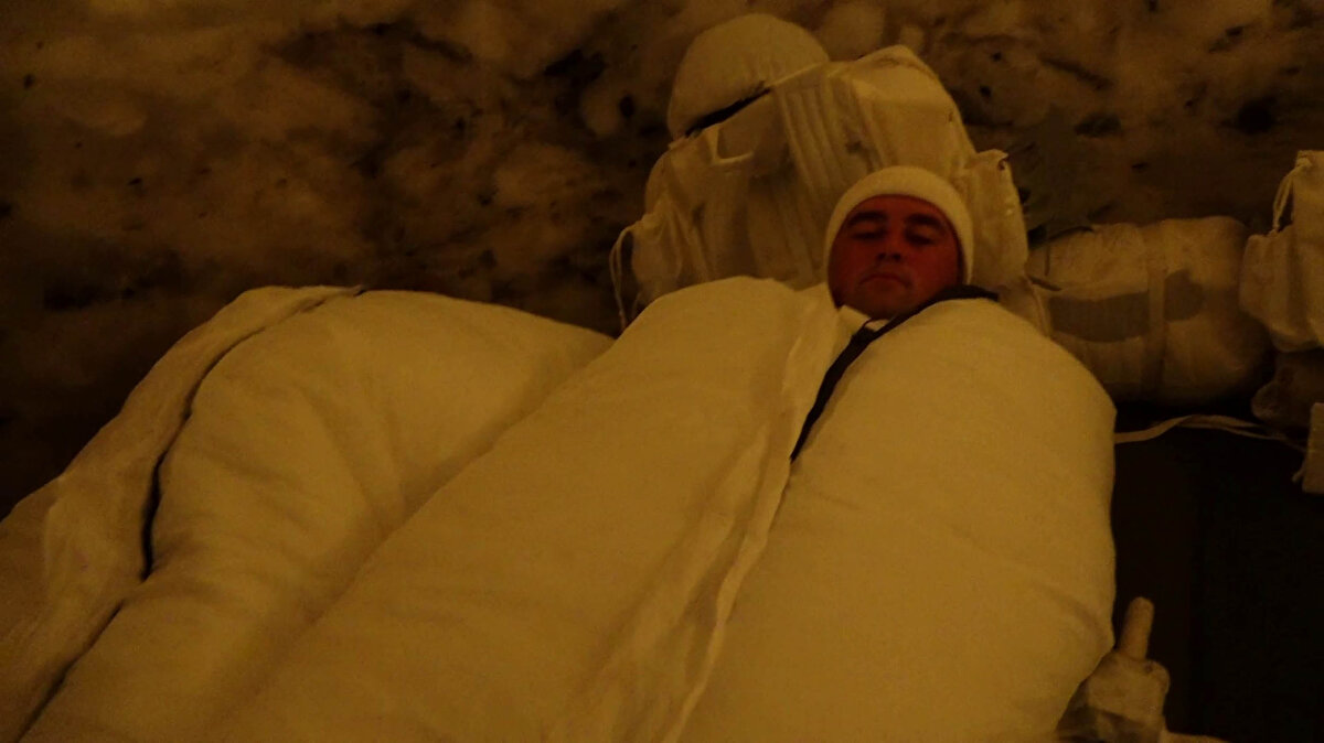 Kar çukuru 8 kişi ile 4 saatte inşa edilir. Yığılan karların zemine dogru kazılmasıyla ve yığılan karın daire şeklinde oyulması ile yapılır.

