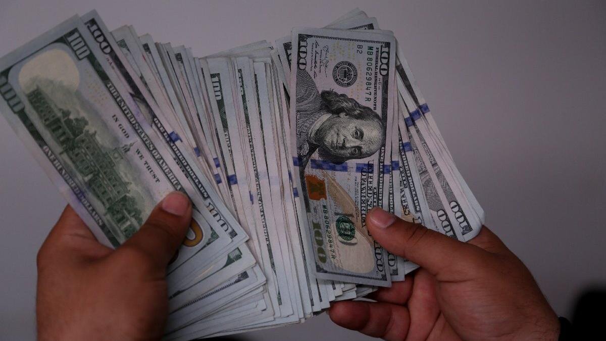 Teknik olarak DolarTL’de 200 günlük ve 50 haftalık gibi yön değiştirici hareketli ortalamaların altındaki seyir sürüyor. Genel olarak, teknik yönün aşağı olduğunu söylemekte fayda var. Geri çekilmelerin alım fırsatı olarak kullanılması yerine, yükselişlerin satış fırsatı olarak kullanılması daha doğru bir strateji olacaktır. Bu açıdan 50 haftalık ortalama olan 7.20 TL seviyesi ilk direnç konumunda izlenebilir.