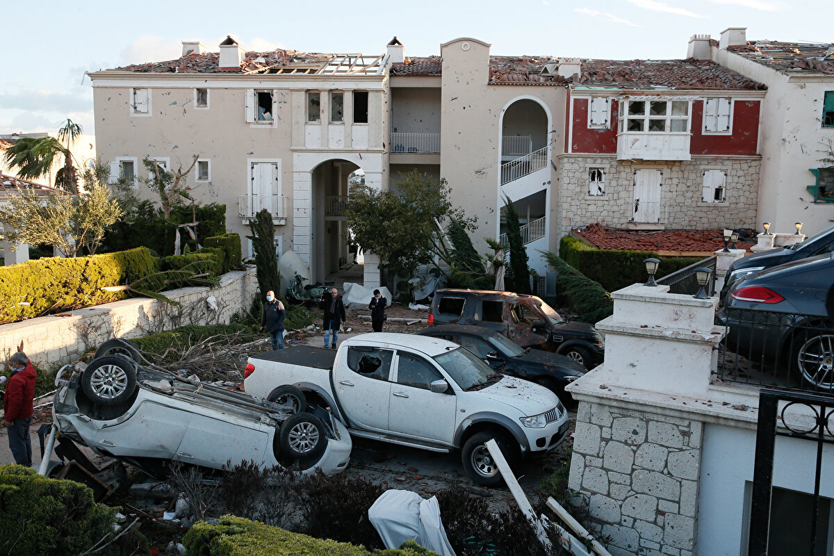 İzmir'in Çeşme ilçesine bağlı Alaçatı Mahallesinde ortaya çıkan hortum önüne kattığı her şeyi savurdu. Alaçatı Port Limanı'nda bulunan bazı tekneler ve iki lüks yat alabora oldu, elektrik direkleri ve ağaçlar devrildi. 
