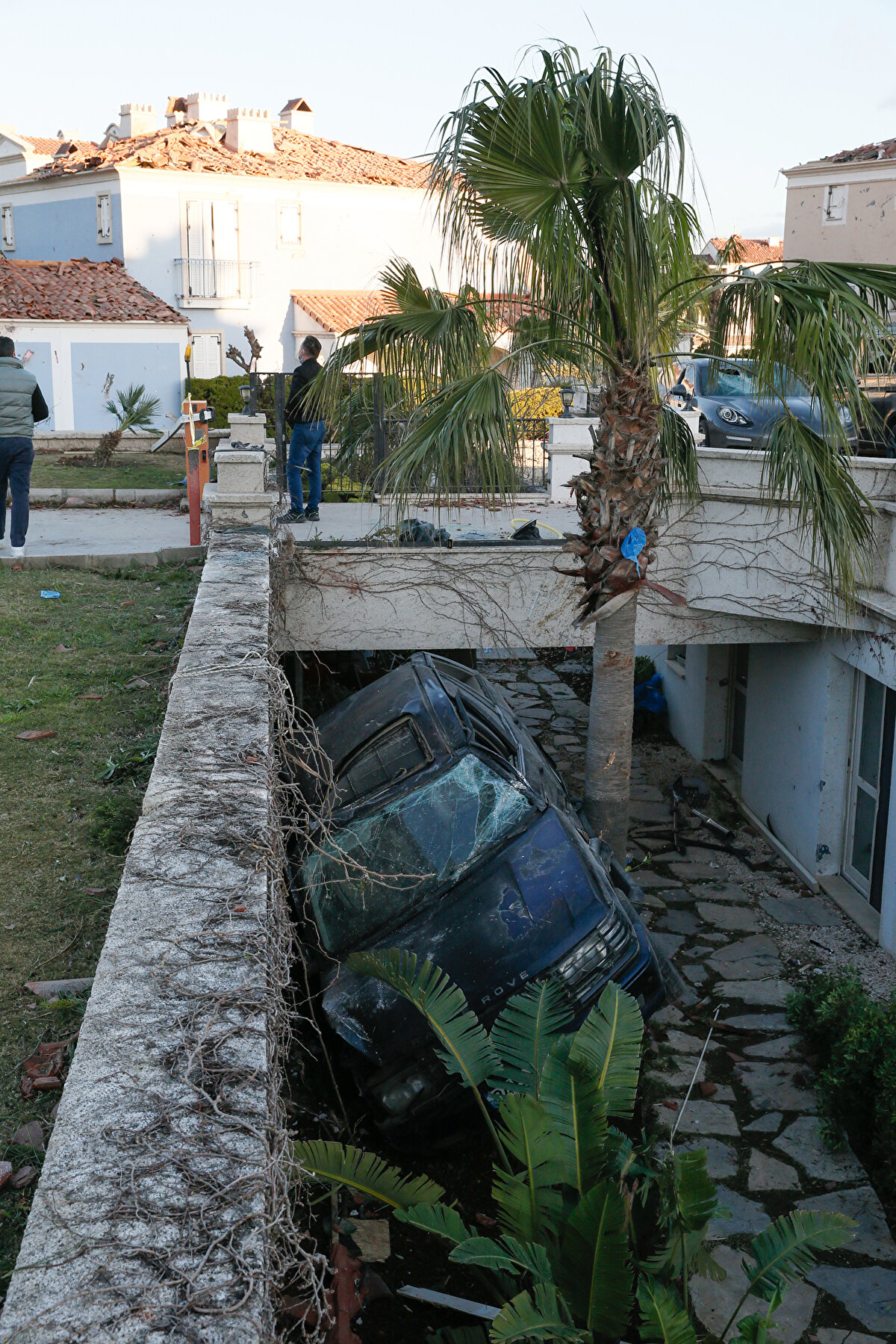Alaçatı Port'ta bir vincin devrilmesi sonucu şantiyedeki konteynerlerde kalan 16 işçi yaralandı. 