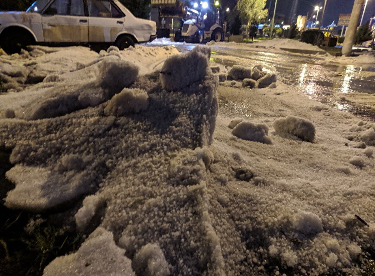 Yaklaşık 15 dakika boyunca ceviz büyüklüğünde yağan dolu nedeniyle, caddelerde ve sokaklar da dolu birikintileri meydana geldi.