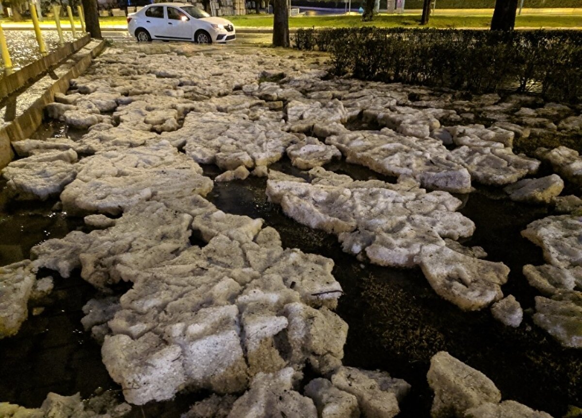 İzmir'de kent genelinde etkili olan gök gürültülü sağanak yağış, Urla ve Çiğli ilçelerinde hayatı felç etti. Bornova, Karşıyaka, Konak ilçelerinde de gök gürültülü sağanak etkili oldu.