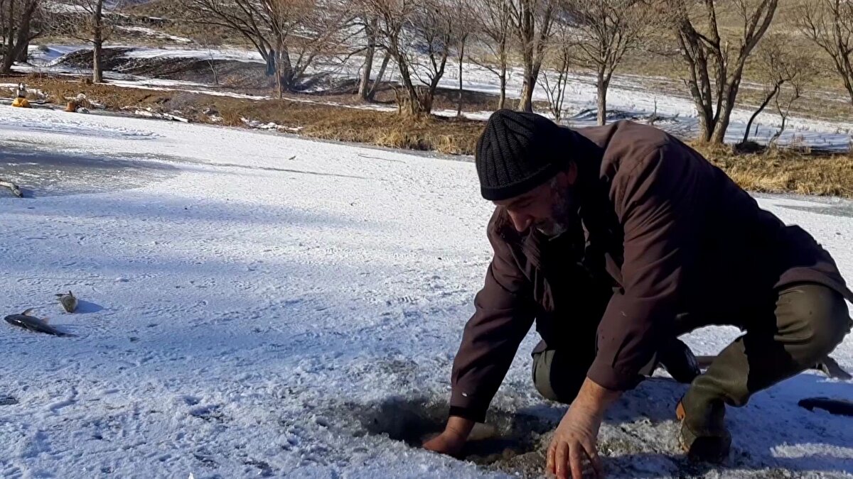 Bayburt'a 45 kilometre uzaklıkta bulunan Baksı köyünde geçimini balıkçılık yaparak sağlayan vatandaşlar, sabah erken saatlerde dondurucu soğuklar nedeniyle yüzeyi buz tutan Çoruh Nehri’nin kıyısına gidiyor.
