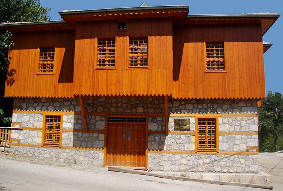 KUDAKA Genel Sekreteri Oktay Güven, "Erzincan'ın Kemaliye ilçesi doğal güzellikleri ve mimarı yapılarıyla ön plana çıkan bir ilçe. Biz Kemaliye'nin UNESCO Dünya Kültürel Geçici Miras Listesi'ne alınabilmesi için Kemaliye Belediyesi ile çalışmalara başladık. İlçedeki kültürel varlıkların envanteri çıkarılacak, proje dosyası hazırlanarak UNESCO'ya sunulacak. Hedefimiz UNESCO Dünya Kültürel Mirası Geçici Listesi'ne aldıracağımız Kemaliye'nin tanınırlığını artırarak, markalaşmasını sağlamak. Bu şekilde bölgemize gelen yerli ve yabancı turist sayısını artırmayı hedefliyoruz" dedi.