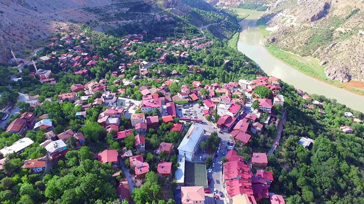 Erzincan'a 194 kilometre uzaklıkta; doğusunda Tunceli, batısında Sivas, güneyinde Malatya ve Elazığ bulunan Kemaliye ilçesi için UNESCO Dünya Mirası Geçici Listesi adaylığına başvurulacak.

