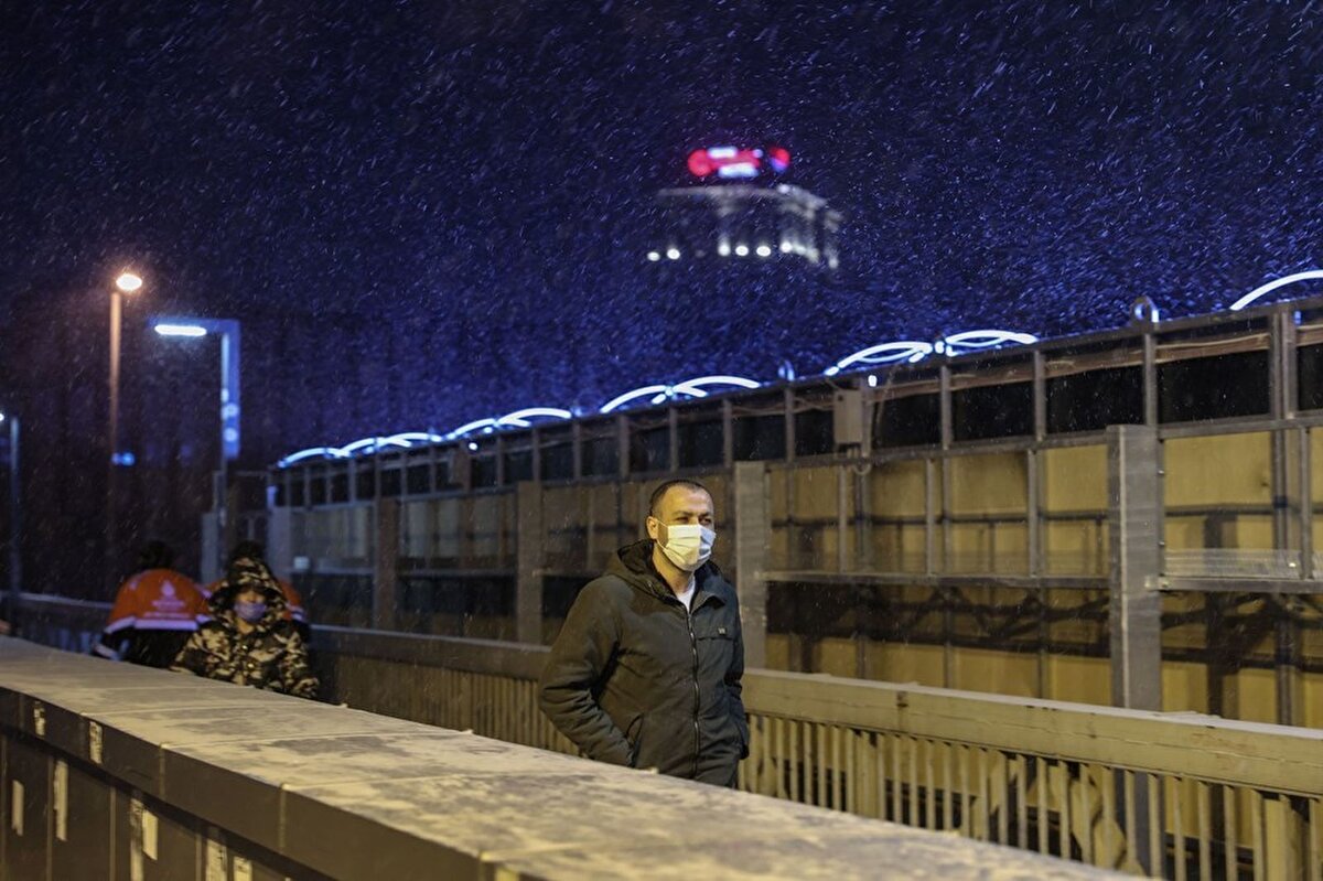 Kentte birçok bölgede çatılarda, parklarda, ağaçlık alanlarda ve yol kenarlarında beyaz örtü oluştu.