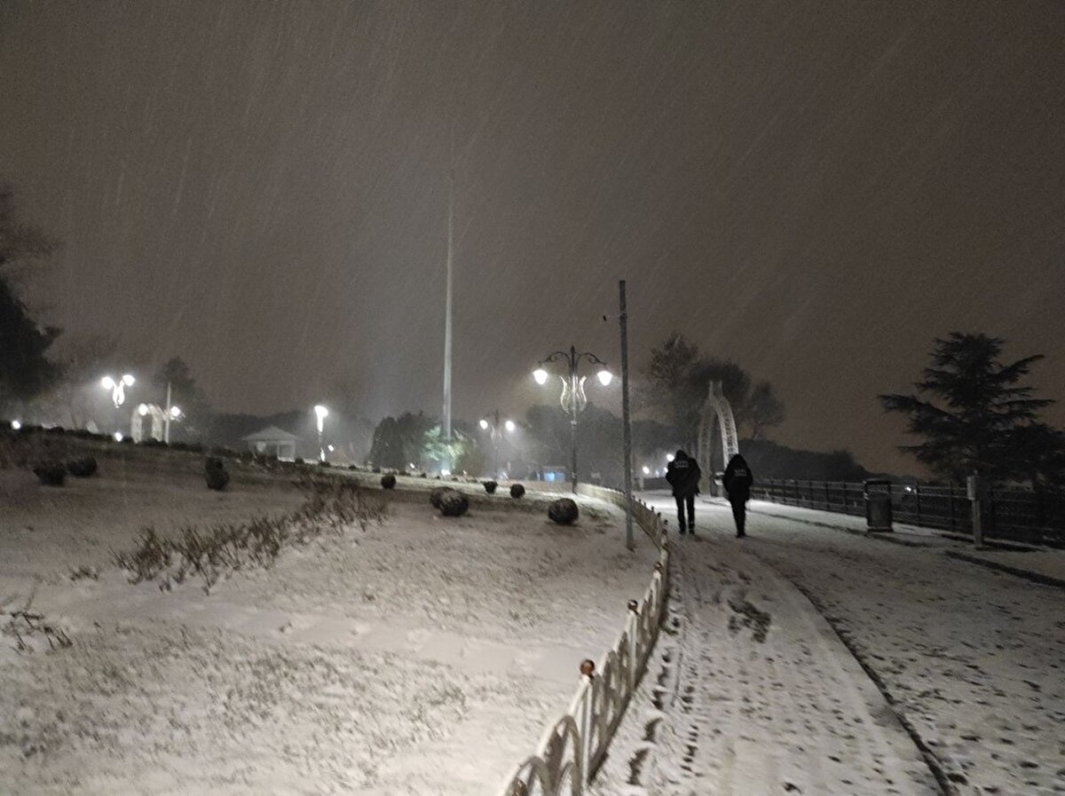 Özellikle İstanbul'un yüksek noktalarında kar yağışının etkili olduğu görülüyor.