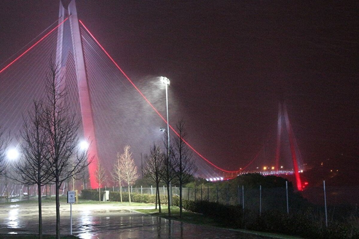 Anadolu Yakası'nda ise Çamlıca ve Aydos Tepesi gibi yüksek yerlerin yanı sıra Beykoz, Çekmeköy, Ümraniye ve Üsküdar'da kar yağışı etkili oluyor. Bazı bölgelerde ise yağış tipi şeklinde görülüyor.Kar yağışı İstanbul Boğazı'ndaki görüş mesafesini olumsuz etkiliyor.