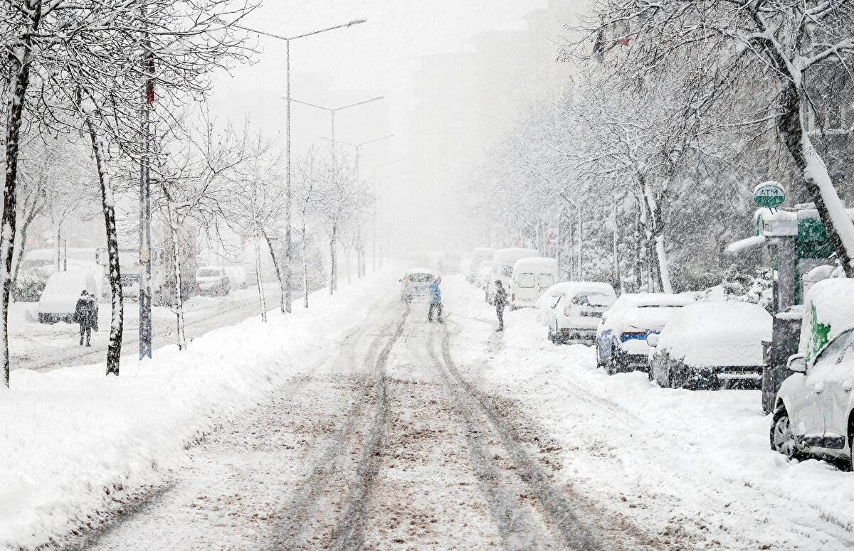 Avrupa Yakası'nda Beşiktaş, Beyoğlu, Bayrampaşa, Gaziosmanpaşa ve Sultangazi ilçeleri olmak üzere birçok bölgede kar yağışı aralıklı sürüyor.