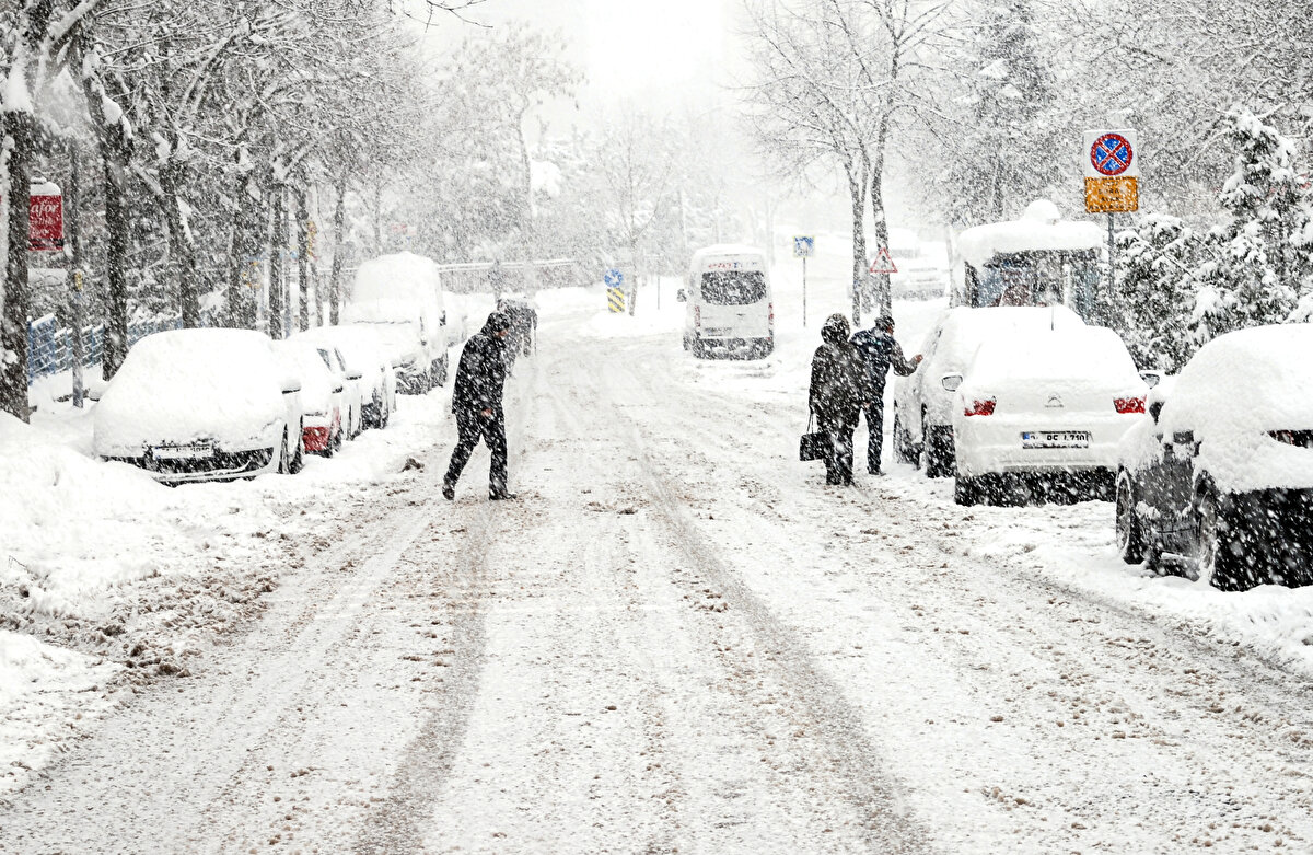 Kentte birkaç gündür görülen kar yağışı, Anadolu Yakası'nda Kadıköy, Maltepe, Kartal, Üsküdar, Sancaktepe ve Sultanbeyli'de etkili şekilde devam ediyor. Bazı bölgelerde ise yağış tipi şeklinde görülüyor.