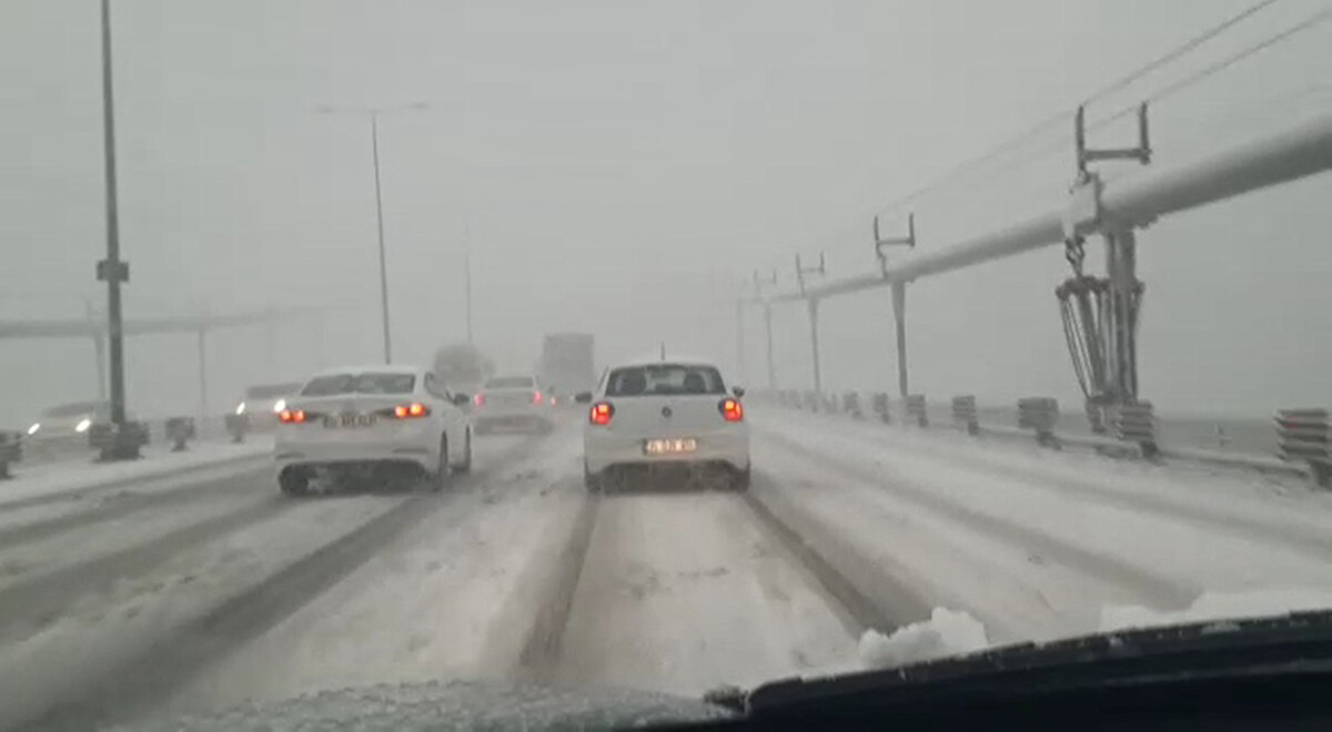 Yoğun kar yağışı nedeniyle TEM Otoyolu Kavacık Mevkii Edirne istikametinde trafik yoğunluğu oluştu. Karla kaplanan yolda araç sürücüleri ilerlemekte zorluk çekti.Fatih Sultan Mehmet Köprüsü'nde görüş mesafesi zaman zaman 10 metreye kadar düştü, araçlar ilerlemekte güçlük çekti.