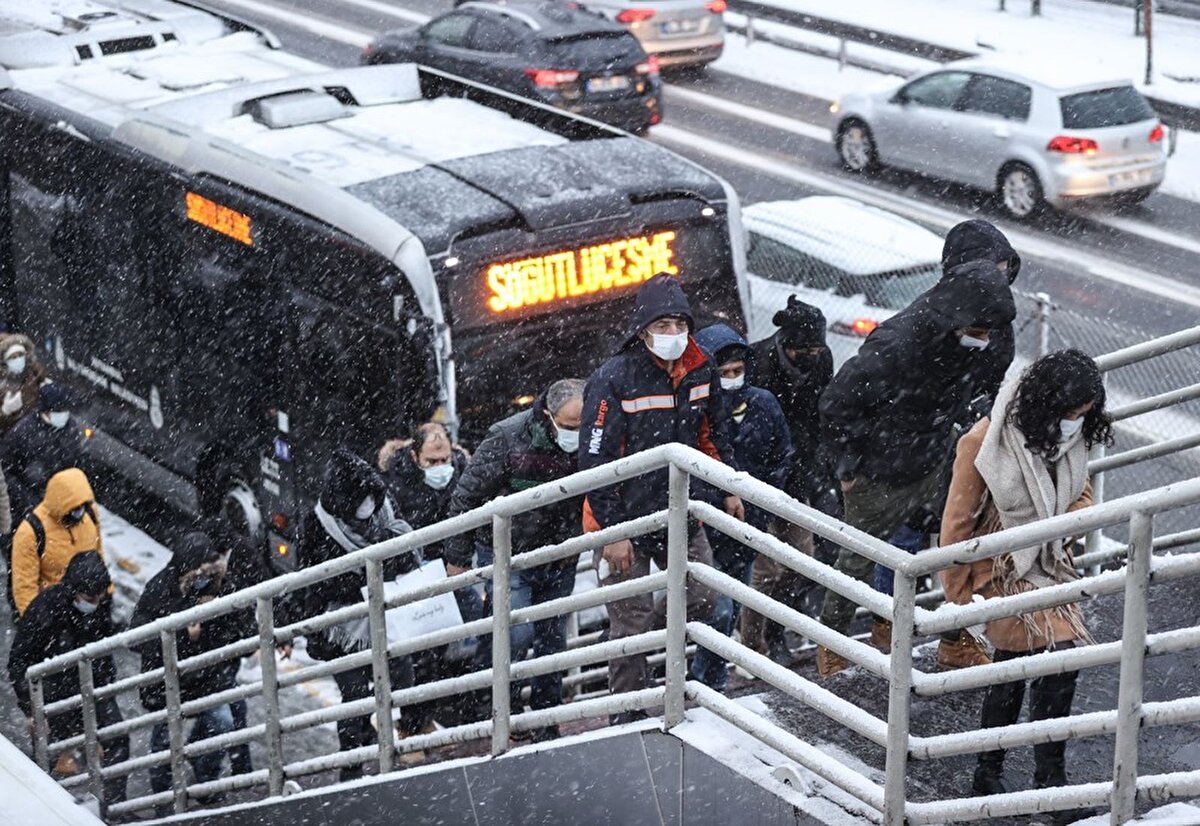 Birçok vatandaş kar nedeniyle özel araçları yerine toplu taşıma araçlarına yönelince duraklarda yoğunluk yaşandı.