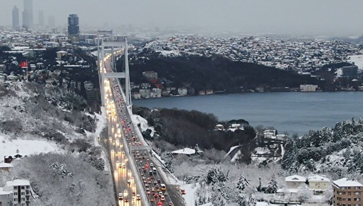 İstanbul'da sabah saatlerinden itibaren bastıran kar yağışının etkisiyle bazı bölgelerde trafik yoğunluğu yaşanıyor. İBB yoğunluk haritasına göre trafik yüzde 70'e yaklaştı.
