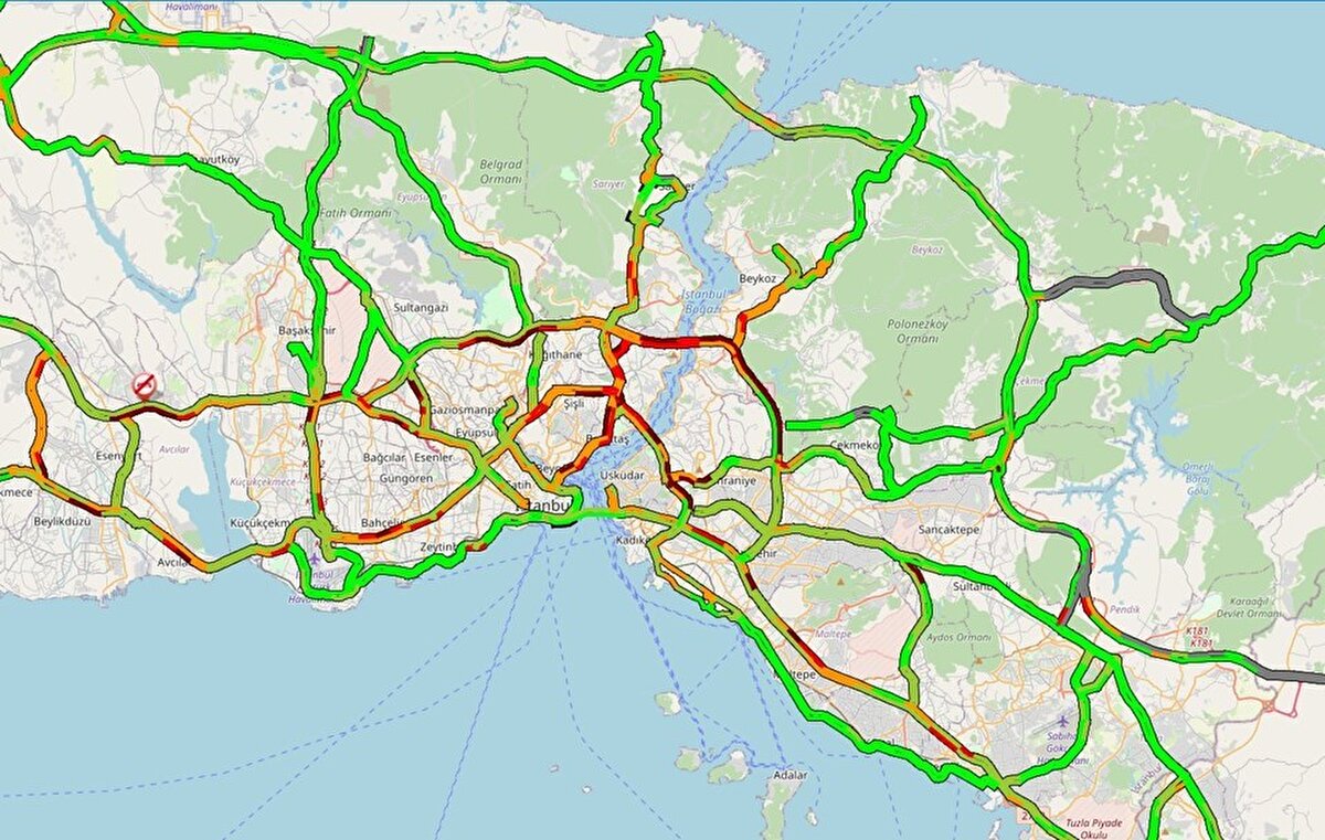 İstanbul'un bazı bölgelerinde artan kar yağışı iki gündür sakin olan trafiğin yoğunlaşmasına neden oldu. İBB trafik uygulaması verilerine göre saat 09.00 itibarıyla kentte trafik yoğunluğu yüzde 67'ye çıktı.