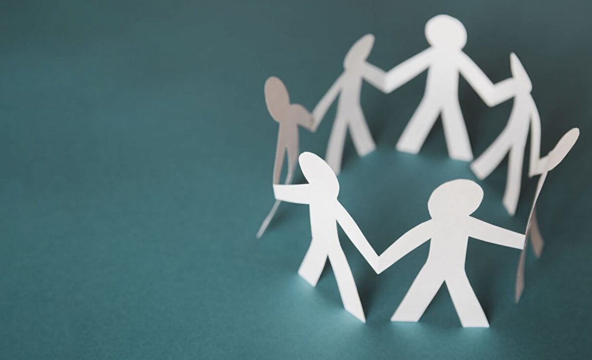 (3+2+2+2+2) Sosyal ve müzikal zeka: Yalnızlık onlara göre değildir. Dışa dönük olmaları ile bilinirler. Herhangi bir toplulukta en popüler olan, yokluğu hissedilenler onlardır. Genelde, günün her saati enerjiktirler. Yüksek ve pozitif enerjileri, etraflarındaki insanlara da yansır. Liderlik özellikleri vardır, bulundukları ortamı, kolayca etkileri altına alırlar. İletişim kurdukları kişi ya da kişileri iyi anlar ve onları motive edecek unsurları kısa sürede belirleyebilirler. Karşılarındaki hemen herkesi, ikna edebilme becerileri gelişmiştir.