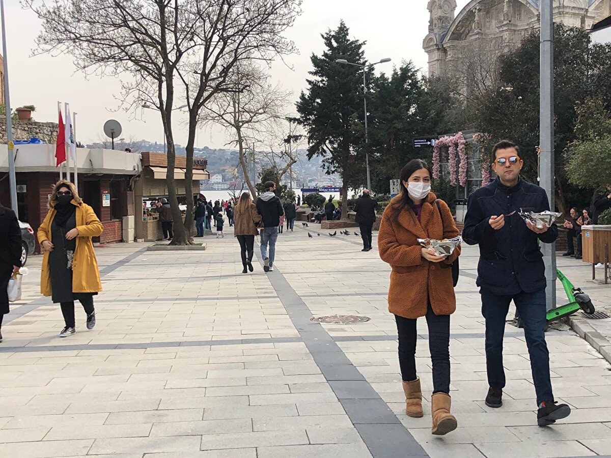 Kumpirciler sokağında turistler ve bazı Türk vatandaşları kumpir yerken, güzel havayı fırsat bilenler sahilde bol bol fotoğraf çekildi. Kimisi markete çıktığını, kimisi ise köpeğini gezdirmek için sahile geldiğini belirtti. 